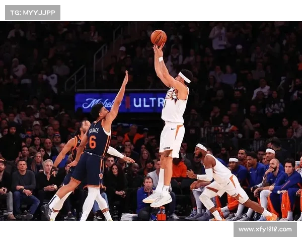 布克在比赛中的领导力表现与球队协同作战的关键作用分析